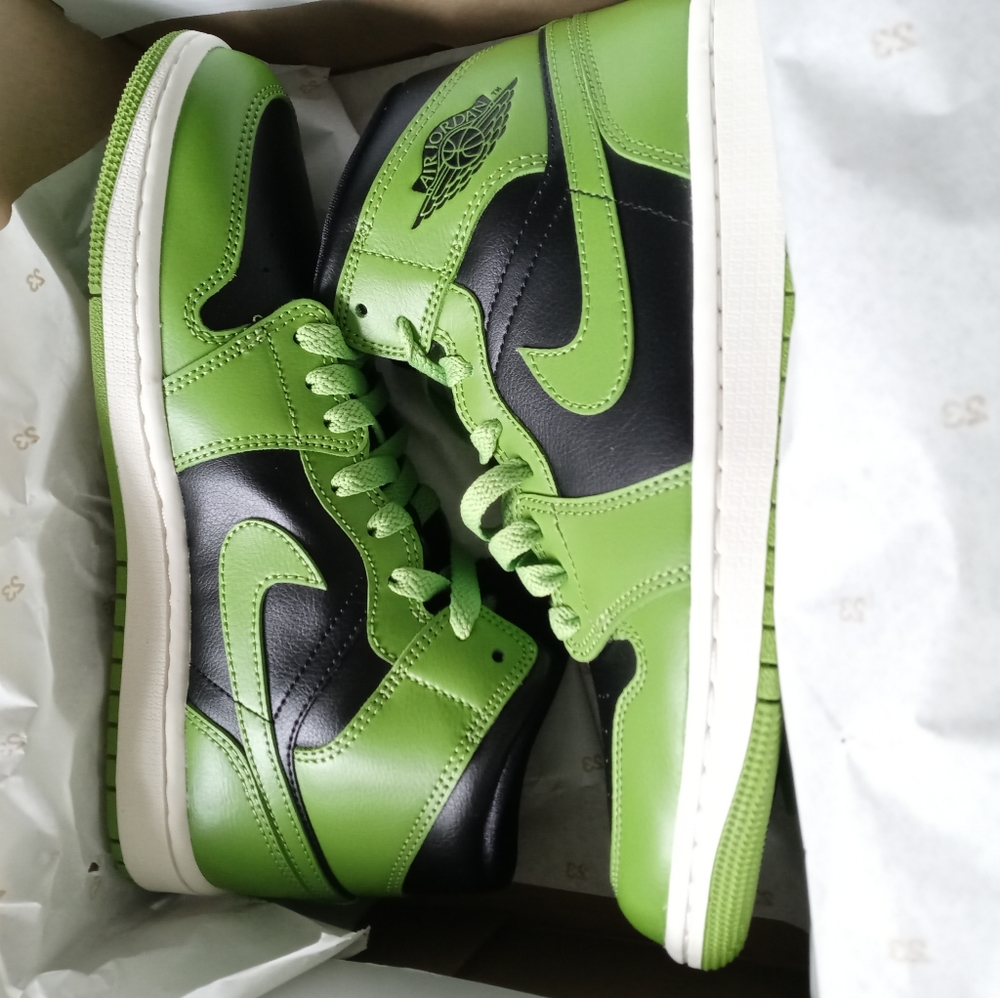 Women's Air Jordan 1 MD  Size 8.5